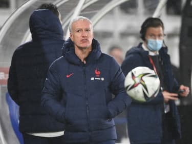 Le sélectionneur de la France, Didier Deschamps, pendant le match entre la Finlande et la France, au stade olympique d'Helsinki, le 16 novembre 2021.