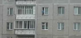 En Russie, un enfant joue sur le bord d’une fenêtre au 8ème étage :