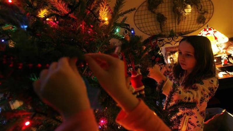 La magie des Fêtes, agrémentée de retrouvailles familiales ou d'attente fébrile du Père Noël, ferait presque oublier aux Français leurs bonnes résolutions en matière d'environnement, souligne l'Ademe, l'agence de l'environnement et la maîtrise de l'énergi