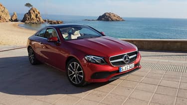 Le coupé adopte un style légèrement différent que la berline avec ses deux bosses sur le capot.