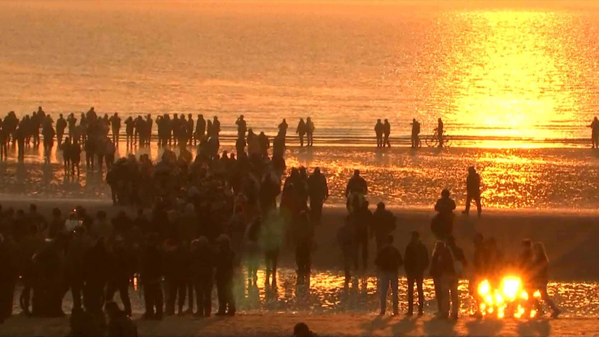 Ce jeudi 6 juin 2024, des soldats des Navy Seals rendent hommage à leurs prédécesseurs, qui ont débarqué à Utah Beach 80 ans plus tôt. Ce jeudi 6 juin 2024, des soldats des Navy Seals rendent hommage à leurs prédécesseurs, qui ont débarqué à Utah Beach 80 ans plus tôt.