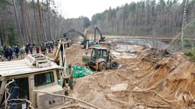 Des militaires travaillent sur le site d'une opération de sauvetage de soldats américains disparus sur le terrain d'entraînement de Pabrade, en Lituanie, le 28 mars 2025.