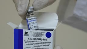 Une infirmière se prépare à administrer le vaccin Sputnik V contre le coronavirus, dans une clinique de Moscou le 30 décembre 2020