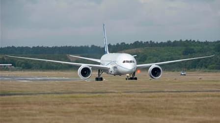 Le 787 "Dreamliner", le nouveau long-courrier de Boeing, a atterri dimanche à Farnborough, dans le sud de l'Angleterre, à l'issue de son premier vol en dehors des Etats-Unis pour le plus grand plaisir des passionnés d'aviation. /Photo prise le 18 juillet