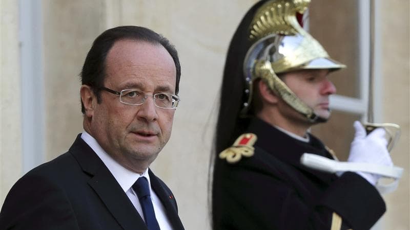 François Hollande a assuré dimanche aux familles des otages français retenus au Sahel par des groupes islamiques armés que tout était mis en oeuvre pour obtenir leur libération malgré l'intervention au Mali. /Photo d'archives/REUTERS/Philippe Wojazer