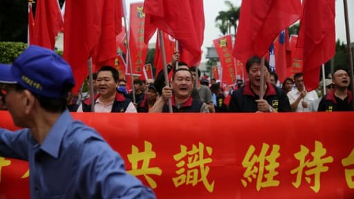 Des militants taïwanais du Parti de promotion de l'unification avec la Chine manifestent lors de la cérémonie d'intronisation de la nouvelle présidente taïwanaise Tsai Ing-wen à Taipei le 20 mai 2016