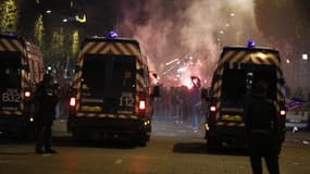 Fourgons de police sur les Champs-Elysées, dans la nuit de dimanche à lundi, pour encadrer le rassemblement des supporteurs du PSG.