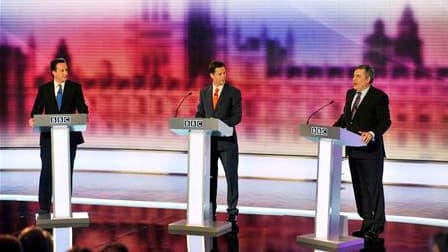 Le chef du Parti conservateur britannique, David Cameron (à gauche), est sorti vainqueur du troisième et dernier débat télévisé de la campagne électorale l'opposant au dirigeant libéral-démocrate Nick Clegg (au centre) et au Premier ministre travailliste