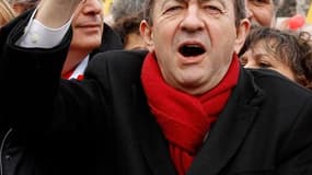 Des milliers de personnes ont entamé dimanche une marche pour "la VIe République" de la place de la Nation à La Bastille, à Paris, à l'appel de Jean-Luc Mélenchon, le candidat du Front de gauche à la présidentielle. /Photo prise le 18 mars 2012/REUTERS/Be