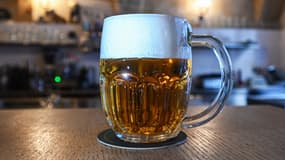 Une chope remplie de bière dans un pub de Prague, en République tchèque, le 19 mars 2025.