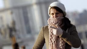 Une femme se protège du froid à Paris.