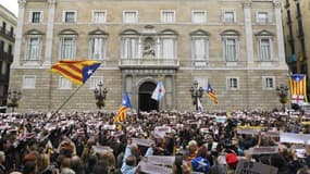 Des manifestants pro-indépendance devant le palais de la Généralité de Catalogne, le 08 novembre 2017