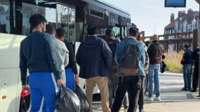 Des centaines de migrants empruntent chaque jour les bus Transdev longeant le littoral entre Boulogne-sur-Mer et Calais.