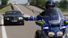 Un gendarme arrête un automobilistes sur l'autoroute. (Photo d'illustration)