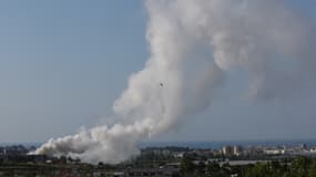 Un nuage toxique de chlore, après un incendie dans un dépôt industriel à Vilanova i la Geltru, au sud de Barcelone, en Espagne, le 10 mai 2025