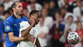 Giorgio Chiellini et Raheem Sterling