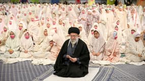 Le guide suprême iranien, l'ayatollah Ali Khamenei, dirige la prière avec des jeunes filles iraniennes, à Téhéran, le 3 février 2023.