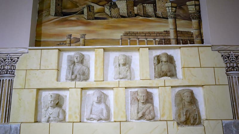 D'anciens bustes funéraires qui auraient été volés pendant le conflit syrien à Palmyre, en Syrie, exposées au musée de la ville d'Idlib, le 14 janvier 2021