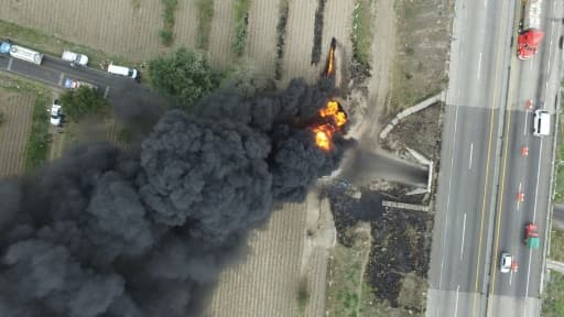 Photo aérienne prise depuis un drone montrant l'incendie d'une canalisation de carburant clandestine, le 7 mai 2017 à Amozoc de Mota, dans l'Etat mexicain de Puebla Photo aérienne prise depuis un drone montrant l'incendie d'une canalisation de carburant clandestine, le 7 mai 2017 à Amozoc de Mota, dans l'Etat mexicain de Puebla