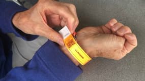 Le restaurant La Ducasse à Lille utilise des bracelets de couleur pour faciliter le contrôle du pass sanitaire. 