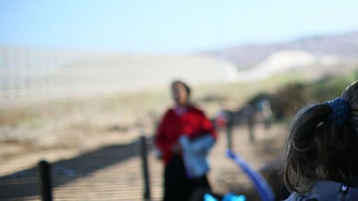 Des familles se parlent à travers la frontière entre le Mexique et les Etats-Unis, le 27 octobre 2017 à San Ysidro en Californie. 