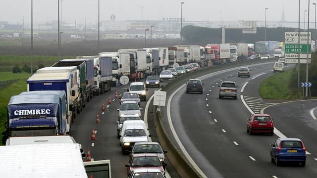 Les routiers ont prévus de bloquer des routes ce lundi, et entendent continuer leur mouvement au moins jusqu'à mardi.