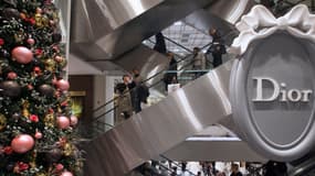 Les décorations de Noël de la boutique Dior du magasin Printemps à Paris