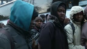 Des migrants lors de l'évacuation du campement de Stalingrad à Paris. 