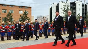 Photo diffusée par l'agence d'État russe Sputnik, montrant le président russe Vladimir Poutine et le président mongol Ukhnaagiin Khurelsukh assistant à une cérémonie au monument dédié au maréchal soviétique Georgy Zhukov à Oulan-Bator, le 3 septembre 2024.