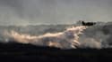 Un Canadair intervient pour éteindre les incendies près du village de Vogüé en Ardèche le 27 juillet 2022