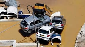 Véhicules endommagés à Draguignan. L'état de catastrophe naturelle sera prochainement déclaré pour neuf communes du Var touchées par les pluies torrentielles qui ont fait au moins 25 morts, a annoncé le gouvernement. /Photo prise le 18 juin 2010/REUTERS/S
