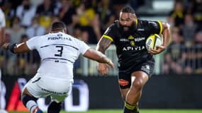 Le pilier droit de La Rochelle Uini Atonio (à droite)lors du match contre Toulouse au stade  Marcel Deflandre de La Rochelle, en France, le 5 septembre 2021. 