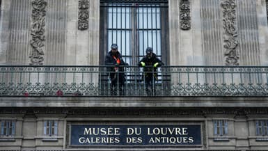 La grille installée sur la fenêtre de la galerie d'Apollon au Louvre, le 23 décembre 2025.