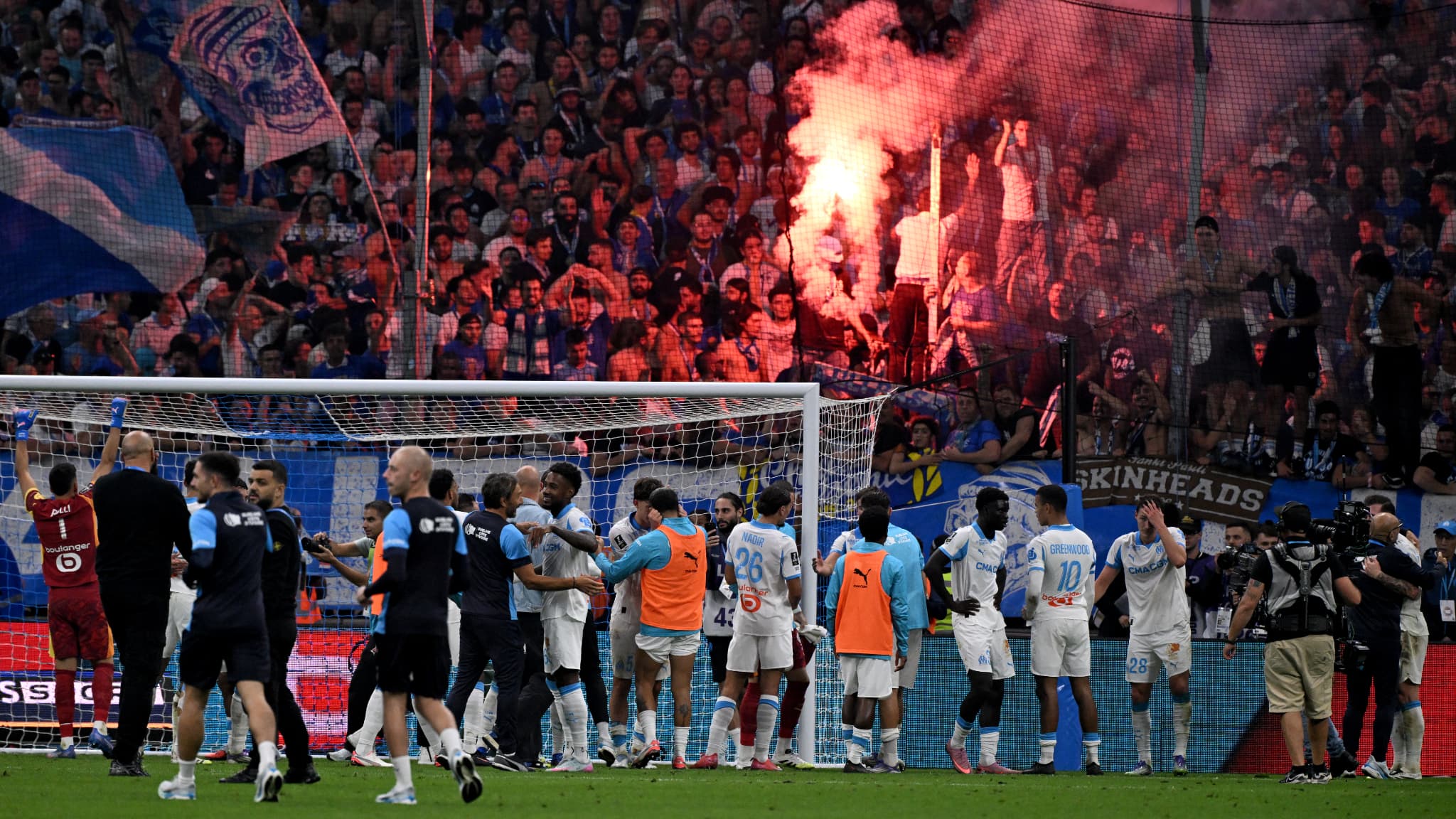 TIFO XXL, DÉBUT D'ÉCHAUFFOURÉE ET COMMUNION AVEC LES SUPPORTERS: LES FOLLES IMAGES DU VÉLODROME APRÈS LA VICTOIRE DE L'OM CONTRE LE PSG