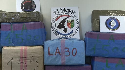 La tonne et demie de cannabis s'exhibe dans les locaux de police fière de sa prise.