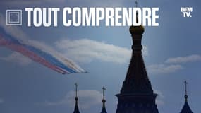 La patrouille russe au-dessus du Kremlin et de la Place rouge à Moscou, lors des célébrations du 7 mai 2022. 