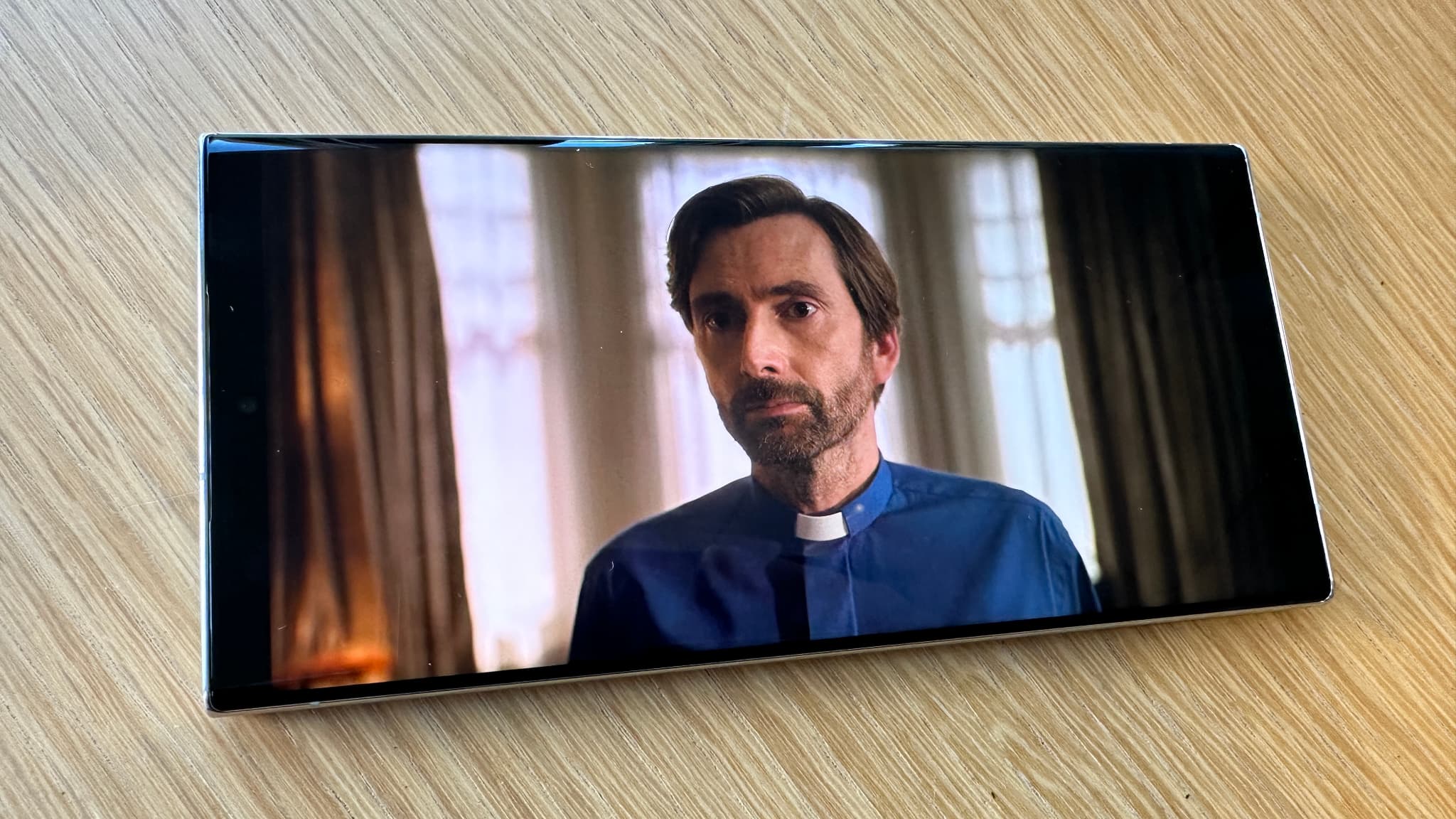 Pour afficher Netflix ou tout autre contenu vidéo, une petite bande noire apparaît sur la gauche pour masquer le poinçon central de la caméra selfie