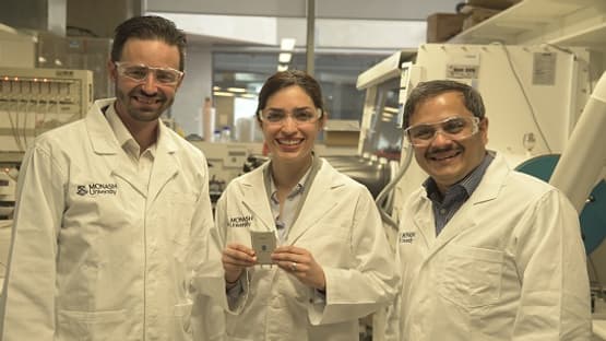 Le professeur Matthew Hill, la docteur Mahdokht Shaibani et le professeur Mainak Majumder.