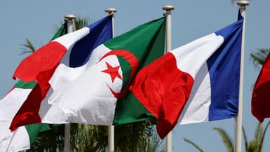 Cette photo prise le 25 août 2022 montre les drapeaux français et algérien avant l'arrivée du président français à Alger pour une visite officielle.
