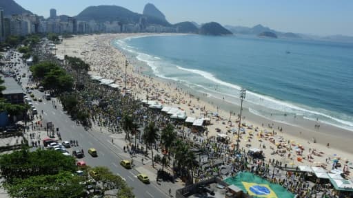 Colonne de manifestants brésiliens exigeant la démission de la présidente de gauche Dilma Rousseff, le 16 août 2015 sur le front de mer de Copacabana, à Rio de Janeiro Colonne de manifestants brésiliens exigeant la démission de la présidente de gauche Dilma Rousseff, le 16 août 2015 sur le front de mer de Copacabana, à Rio de Janeiro