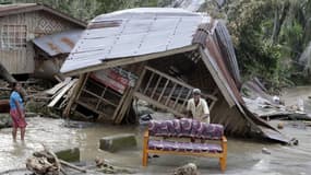 Dans la vallée de Compostela, dans le sud des Philippines. Selon le dernier bilan communiqué jeudi, le typhon Bopha, qui balaye les Philippines depuis mardi, a fait 325 morts, plusieurs centaines de disparus et des centaines de milliers de sinistrés dans