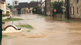 Centres-villes et métro envahis par les eaux : les images des inondations partout en France