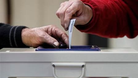 Bureau de vote à Melle. Plus de 740.000 personnes avaient voté dimanche à la mi-journée en France à la primaire d'investiture socialiste pour l'élection présidentielle, "une impressionnante réussite" pour le PS, qui espère un raz-de-marée démocratique de