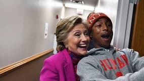 Hillary Clinton en plein selfie avec le chanteur Pharrell Williams.