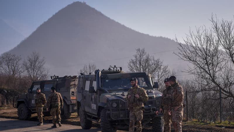 Des soldats italiens missionnés par l'Otan patrouillent près des barricades serbes au niveau de la frontière avec le Kosovo