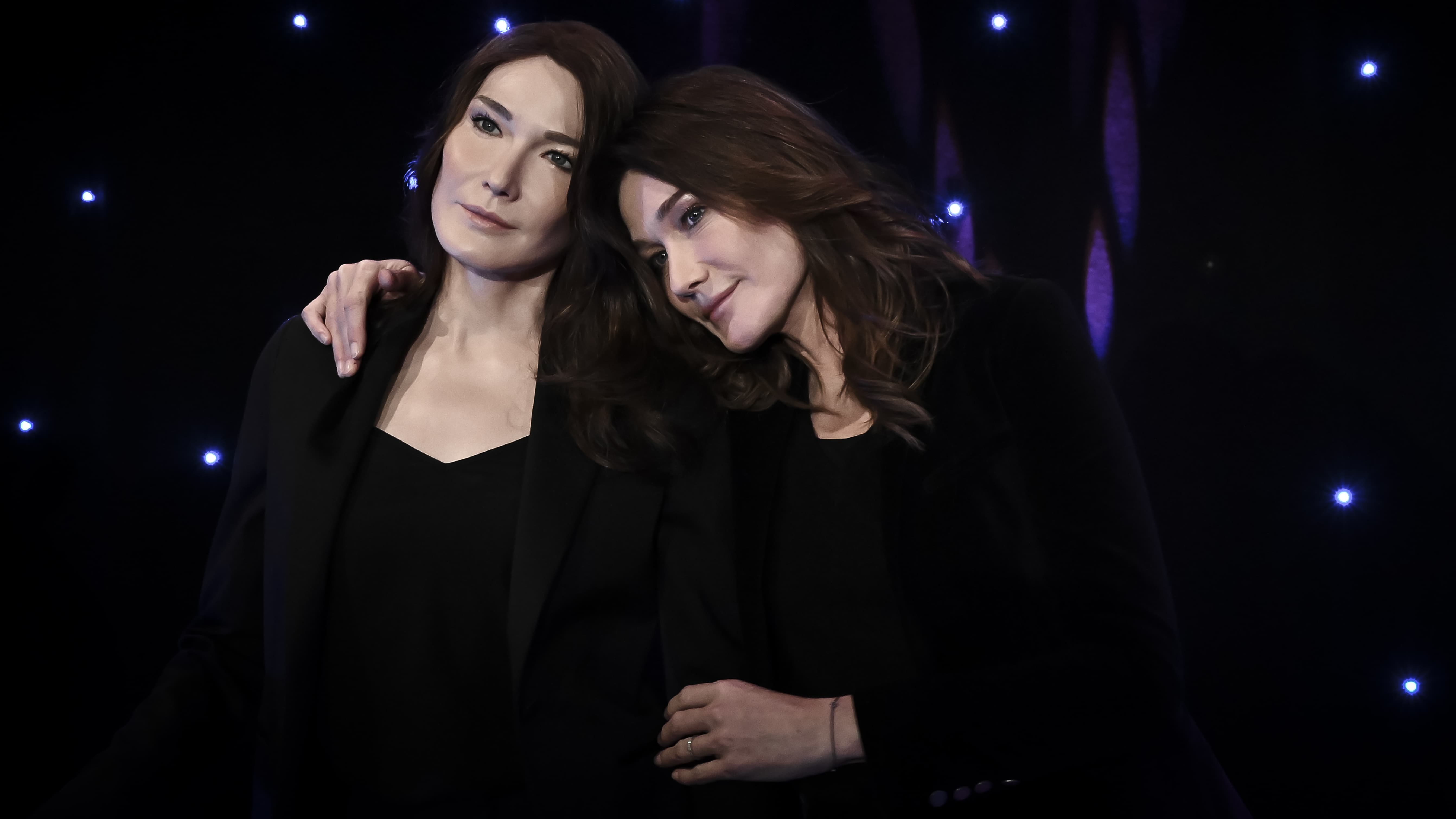 Carla Bruni et sa statue de cire, au musée Grévin à Paris le 17 décembre 2018 Carla Bruni et sa statue de cire, au musée Grévin à Paris le 17 décembre 2018