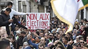 Des manifestants algériens crient des slogans lors d'une manifestation antigouvernementale à Alger, la capitale, le 10 décembre 2019, avant le scrutin présidentiel prévu le 12 décembre. RYAD KRAMDI / AFP