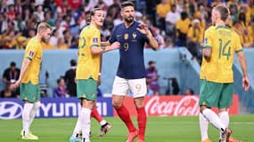 Jackson Irvine au duel avec Olivier Giroud.