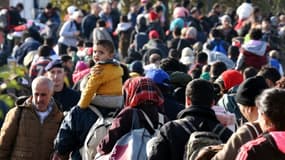Des migrants et réfugiés attendent à la frontière entre la Croatie et la Slovénie, le 25 octobre 2015 à Kljuc Brdovecki, en Croatie