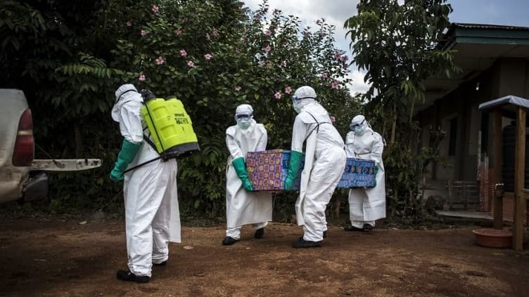 Des agents de l'OMS transportant un corps potentiellement contaminé par Ebola en RDC.